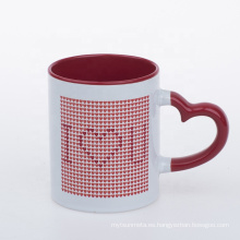 Taza mágica stoneware de color que cambia la taza de 11 oz de corazón con diseño